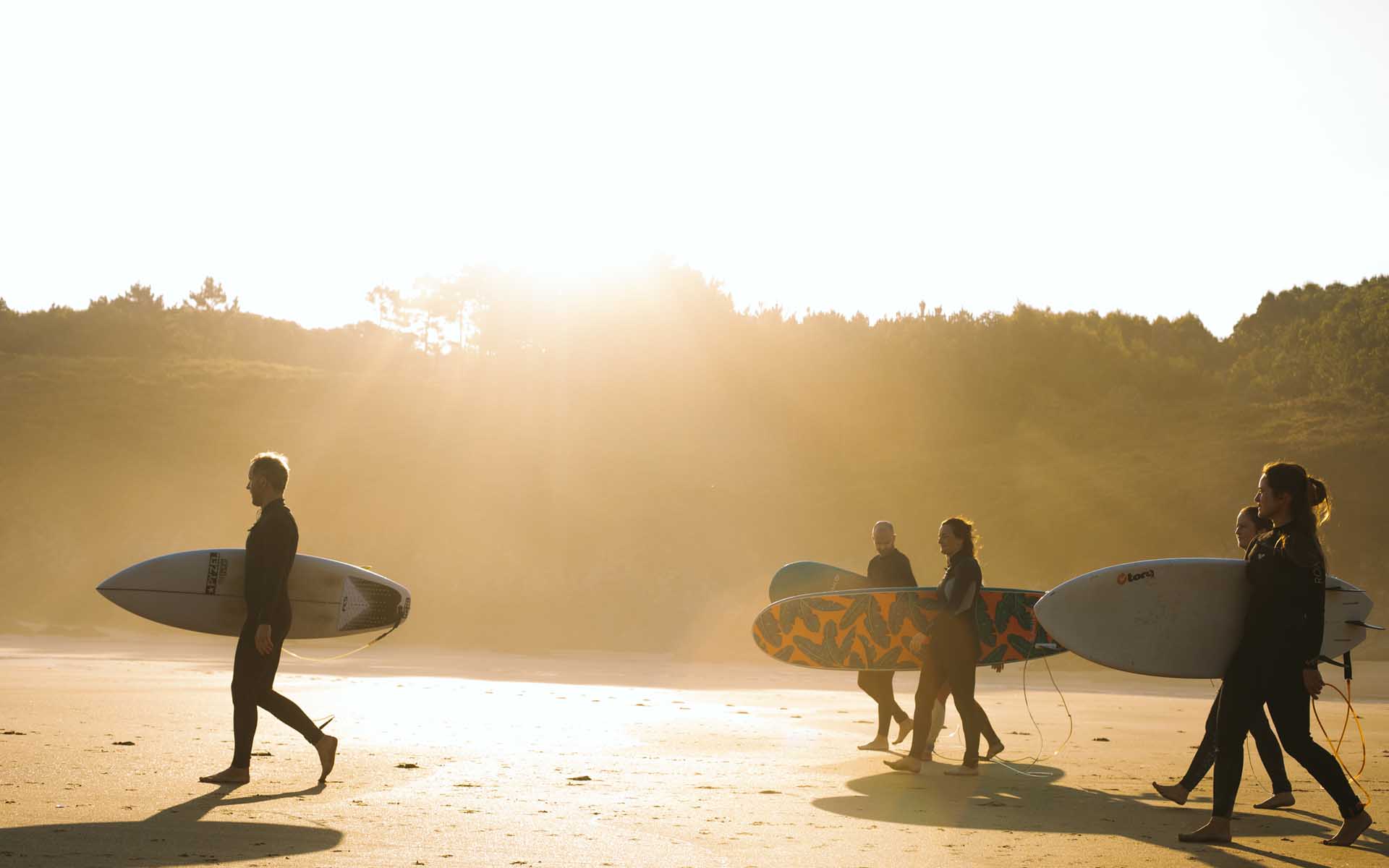 Surfcoaching auf dem Weg ins Wasser