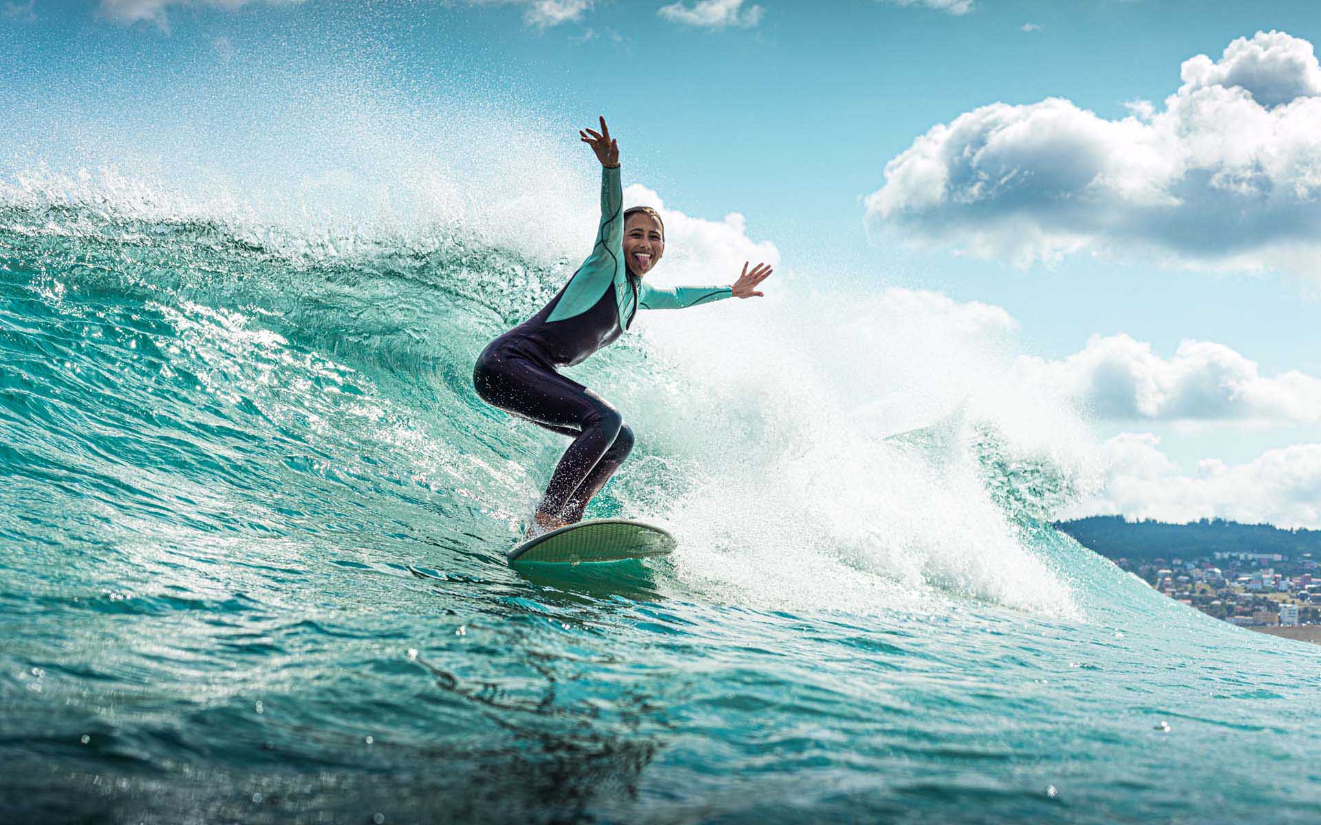 lachende Surfschülerin beim surfcoaching