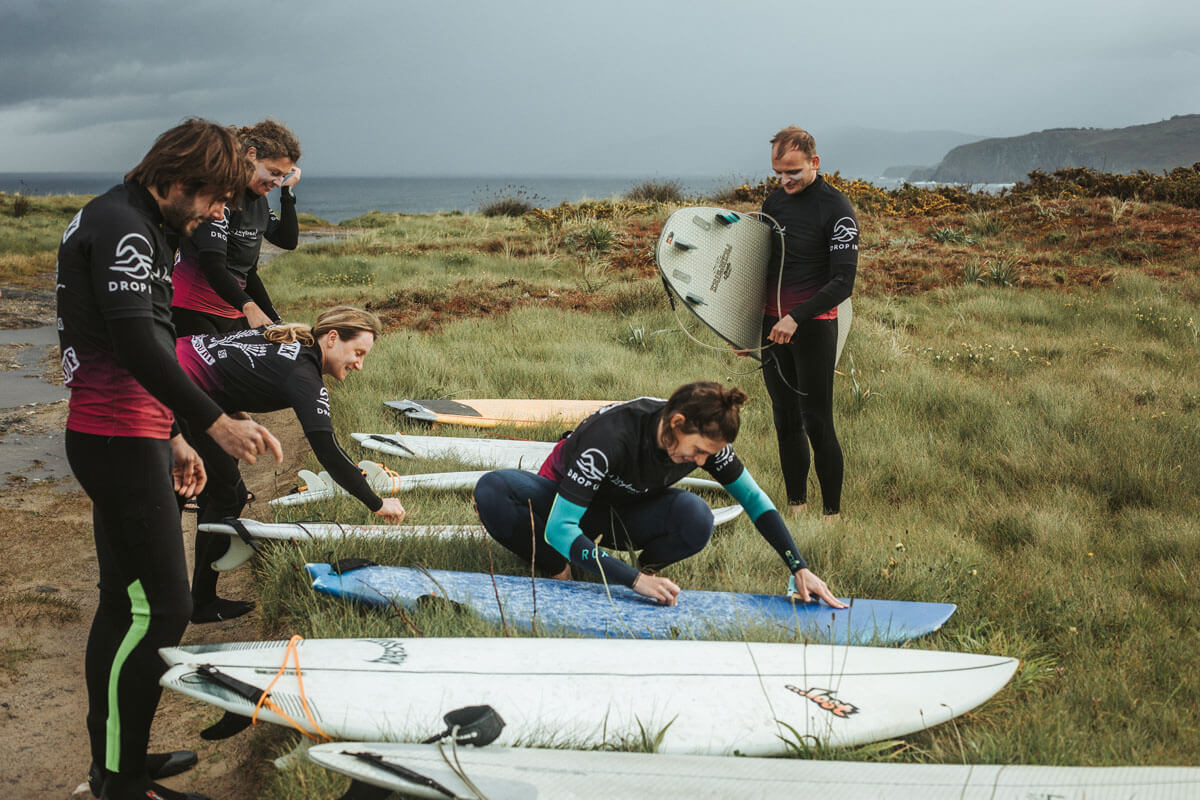 Vorbereitung zum surfen. Boards wachsen