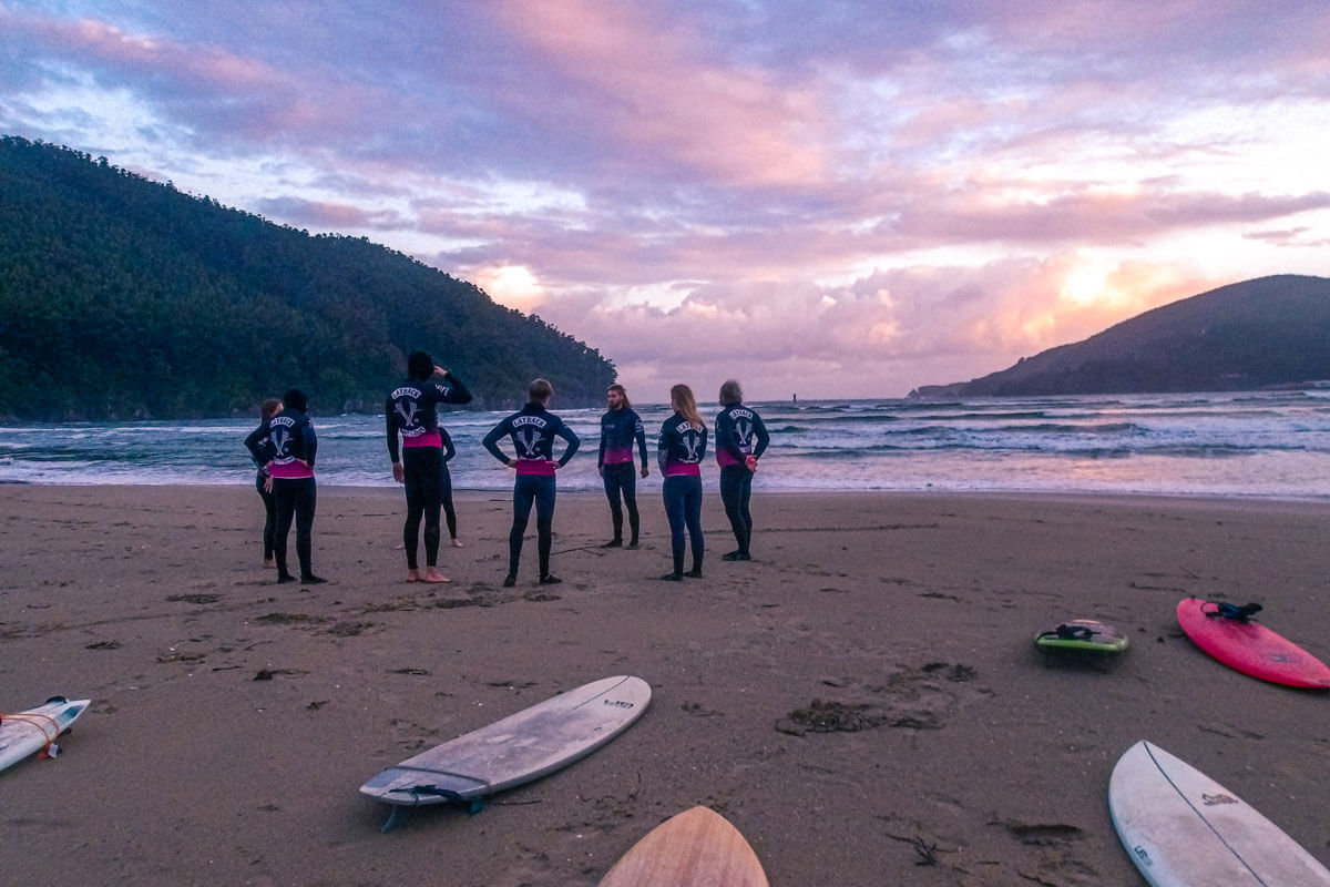 Surfkurs am Strand. Warm Up.